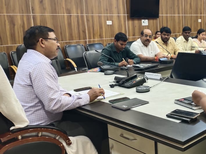 बैठक में चर्चा करते विधायक सुशांत, डीन व एमएस।